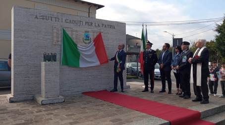 Una Stele Commemorativa per ricordare i soldati Caduti di Terranova Sappo Minulio Nella piazza XXIV Maggio, antistante il Municipio, per volere dell’Amministrazione Comunale, guidata dal Sindaco Avv. Ettore Tigani, è stata collocata una stele in marmo che reca l’iscrizione di 33 nomi di soldati terranovesi, caduti e dispersi, durante i due conflitti mondiali del novecento