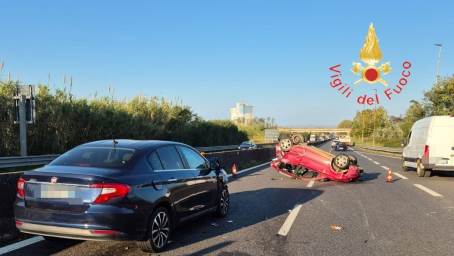 Brutto incidente stradale in Calabria, il bilancio è di tre feriti, si tratta di due coniugi e la loro figlioletta I feriti, non gravi, affidati al personale sanitario del Suem118 per le cure del caso