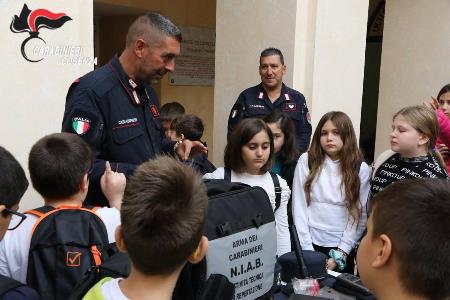 Progetto “Caserme Aperte” in occasione della ricorrenza del 4 novembre L’incontro tra i Carabinieri di Castrovillari e i bambini delle scuole