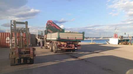 Il presidente dell’Autorità al porto di Corigliano per l’avvio dei lavori di riqualificazione della banchina pescatori Finalizzate all’apertura del cantiere, questa mattina, la ditta Ingemar, vincitrice della relativa gara pubblica, ha avviato le attività di spostamento delle recinzioni con l’obiettivo di procedere allo spostamento temporaneo degli ormeggi delle unità da pesca