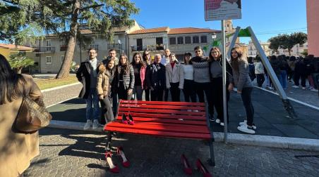 Rosarno celebra la Giornata Internazionale contro la Violenza sulle Donne L’evento è iniziato con il discorso del sindaco, dott. Pasquale Cutrì, il quale ha sottolineato come la donna vada amata e rispettata e non sopraffatta e violentata