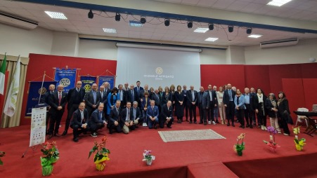 Rotary Piana, grande successo incontro su “Arte Orafa e Scultura”, storie di Calabria: Michele e Antonio Affidato Magnifica riuscita della manifestazione organizzata dai 4 Rotary Club della Piana. Nell’auditorium dell’Istituto Superiore “R. Piria” di Rosarno, completo in ogni suo posto