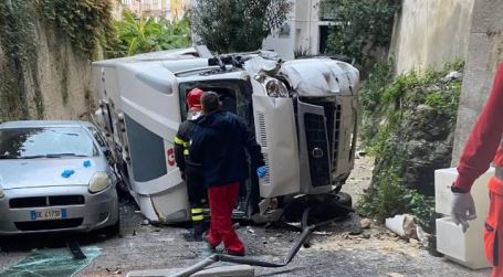 Tragico incidente mortale in Calabria, camper precipita da un ponte, muore il conducente, ferita la moglie. FOTO Sul posto sono intervenuti i vigili del fuoco, le forze dell’ordine ed i sanitari. Ma per la vittima non c’è stato nulla da fare