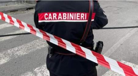 Omicidio nel Reggino. Ucciso un ragazzo di 21 anni con un colpo di pistola alla testa Sul posto sono intervenuti i carabinieri della Compagnia di Gioia Tauro, dopo la segnalazione di alcuni colpi d’arma da fuoco