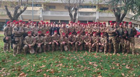 Visita del Generale Truglio allo Squadrone Eliportato Cacciatori Calabria: un incontro ricco di emozioni in vista del congedo Accompagnato dal Comandante della Legione Calabria, Generale di Brigata Riccardo Sciuto, e dal Vicecomandante, Generale di Brigata Francesco Iacono, il Generale Truglio è stato accolto da una rappresentanza di militari in servizio