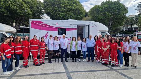 Grande successo per la prevenzione e cura del tumore al seno organizzata dal Garante della Salute Grazie all'ausilio dei camper dell'organizzazione Komen Italia e al supporto del personale dell'Asp di Reggio Calabria formato dai medici Salvatore Basile e Daniel Pasqual e dai tecnici radiologi Anna Siciliano e Claudia Vazzana, diretto dalla dr.ssa Lucia Di Furia