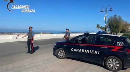 Arrestato dai Carabinieri per aver detenuto ai fini di spaccio cocaina e marijuana. I militari, nel corso di un normale controllo alla circolazione stradale, poiché sin da subito aveva mostrato segnali di nervosismo, hanno sottoposto il ragazzo a perquisizione personale