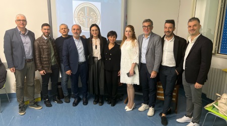 La gestione multidisciplinare della malattia renale cronica: un evento formativo di successo a Taurianova L’iniziativa, mirata a promuovere un approccio integrato alla gestione della malattia renale cronica (MRC), ha coinvolto i medici nefrologi dell'Ospedale di Locri e i chirurghi vascolari dell'Ospedale di Polistena