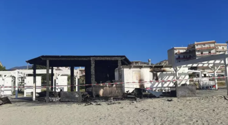 Incendio doloso in un lido nel Reggino, i danni sono gravissimi Il lido era chiuso da quasi due mesi, dopo la conclusione della stagione estiva