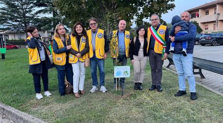 Piantati due alberi a Terranova Sappo Minulio per due nuovi nati a cura del Lions Club Polistena Brutium Presenti al service il Presidente del Club Polistena Brutium Luigi Carbone, i soci, le famiglie dei due bambini e la comunità