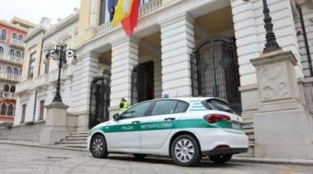 La Polizia metropolitana di Reggio Calabria ha deferito alle autorità il titolare di azienda reggina per il reato di inquinamento Immissione nella rete fognaria comunale di Reggio Calabria, ingenti quantità di rifiuti liquidi