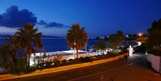 Scopri la magia della Calabria: cultura, natura e vita notturna L'area di Reggio Calabria è circondata da montagne e colline, offrendo una serie di escursioni e passeggiate panoramiche