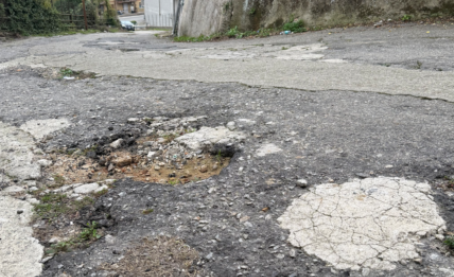 Maropati, la denuncia dei consiglieri Adornato e Ferrentino, “alcune strade cittadine disseminate di buche” La situazione di percorribilità delle strade cittadine di Maropati e della frazione Tritanti, insieme a quelle vicinali che consentono l'accesso alle zone produttive