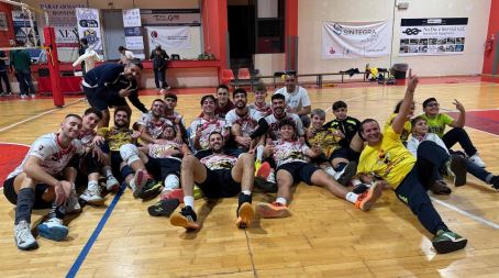 Grande risultato per la School Volley di Taurianova che vola in vetta alla classifica nel campionato di Serie C Doveva essere una partita difficile, e le difficoltà di certo non sono mancate, contro una squadra costruita per dominare il campionato, che non ha mai nascosto il loro obiettivo di terminare la stagione con il salto di categoria in serie B