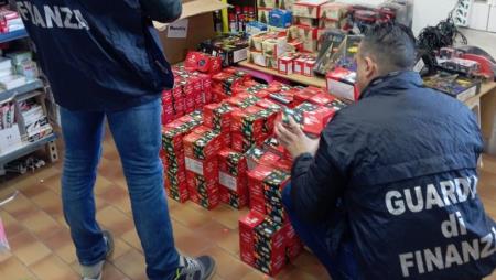 Sequestrate oltre 80 mila luci decorative e addobbi natalizi non sicuri in Calabria Tutti i responsabili sono stati segnalati alla Camera di Commercio di Cosenza per l’applicazione delle previste sanzioni amministrative