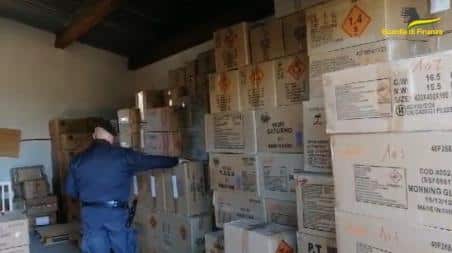 IL MAXI SEQUESTRO. Deposito illegale in Calabria con 2 milioni di fuochi d’artificio dal peso di oltre 15 tonnellate I Finanzieri si sono ritrovati davanti circa 15 tonnellate di fuochi artificiali, già pronti ed imballati per essere venduti ed utilizzati in occasione delle prossime festività di Natale e Capodanno