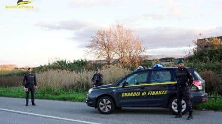 In viaggio sull’autostrada A2 con 26 chili di cocaina: reggino in manette La Guardia di Finanza ha sequestrato 24 panetti di droga in un doppio fondo all’esito di un’ispezione. Decisivo il contributo delle unità cinofile