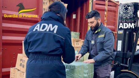 Un duro colpo nel Reggino, sequestrati fuochi pirotecnici al Porto di Gioia Tauro In particolare, nel corso delle attività di controllo doganale nel Porto di Gioia Tauro finalizzate alla lotta al traffico di merci contraffatte, sono stati bloccati diversi container provenienti dalla Cina e destinati presumibilmente in Libia