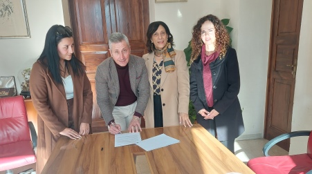 Taurianova, il Comune firma un Protocollo per prevenire l’abbandono scolastico L’ente capofila dell’Ambito sociale territoriale investe i fondi Pnrr del Programma P.I.P.P.I. alleandosi con scuola e famiglie contro le fragilità sociali che possono determinare l’aumento della povertà educativa    