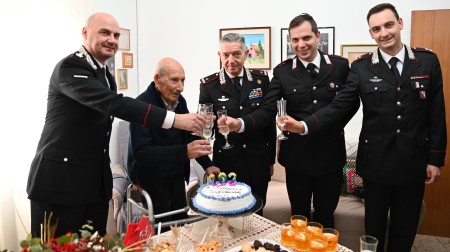 I Carabinieri festeggiano il 102° compleanno dell’Appuntato Pasquale Caiola Il suo senso del dovere e il suo coraggio gli hanno consentito di ricevere numerose decorazioni e riconoscimenti, tra cui, oltre alle campagne di guerra, anche la croce al “merito di guerra”