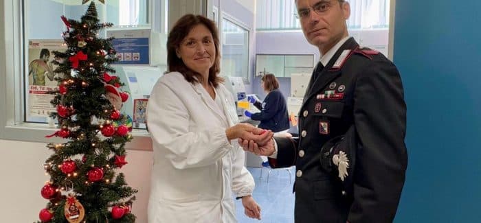 UN “REGALO DI NATALE” CHE SALVA UNA VITA: LA STRAORDINARIA COLLABORAZIONE TRA CARABINIERI E SANITÀ PER UN TRAPIANTO DI MIDOLLO