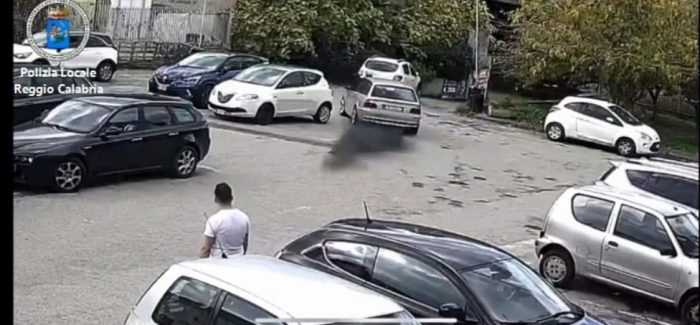 Polizia Locale di Reggio Calabria: uomo arrestato per tentato omicidio Con precedenti di polizia , dopo un alterco verbale con la parte offesa, montava di nuovo in auto  e ripartiva molto velocemente investendo il pedone e trascinandolo per alcuni metri