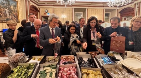 Dalla Calabria a Montecitorio per il secondo anno consecutivo la Siclari Bar partecipa alla degustazione dei prodotti tipici ialiani Martedì 17 dicembre 2024, Montecitorio ha ospitato la tradizionale cena di degustazione promossa dalla Commissione Agricoltura della Camera dei Deputati