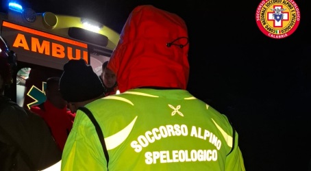 Uomo in difficoltà nel Parco della Sila, aiutato dal Soccorso Alpino e dei Vigili del fuoco Una squadra di tecnici della Stazione di Soccorso Alpino Sila Lorica è intervenuta prontamente, affrontando con gli sci le difficili condizioni del terreno, reso insidioso dalla neve alta. Una volta raggiunto, l'uomo è stato trovato in buone condizioni fisiche