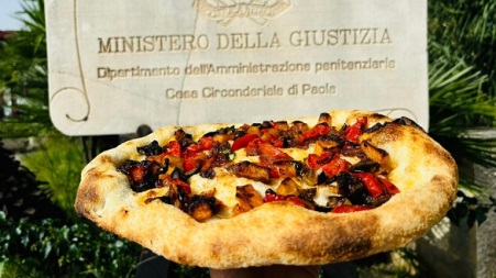 La pizza più buona della Calabria la fanno i giovani detenuti del penitenziario di Paola Di fronte a questa realizzazione che era la prova pratica finale dopo i test a risposta multipla, di ammissione, la commissione di esame, con la Presidente rappresentante della Regione Calabria, è rimasta, a dir poco, stupita