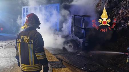 In fiamme un automezzo dei rifiuti in Calabria, indagini in corso Interessato dal rogo un automezzo con cassone scarrabile, adibito al trasporto di rifiuti ingombranti, di proprietà di una azienda che opera nell'ambito della raccolta