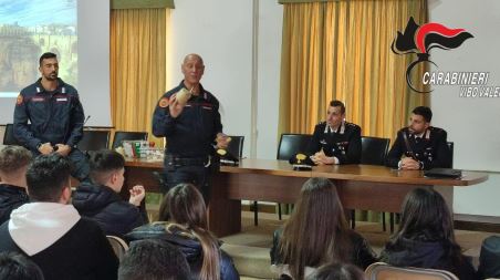 Carabinieri artificieri in prima linea per la sicurezza durante le festività natalizie Attività di prevenzione nelle scuole delle Serre e Vibo Valentia