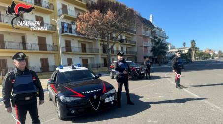 Scontro tra stranieri in Calabria: uno finisce in ospedale e un secondo viene arrestato dai Carabinieri Sul posto sono state inviate diverse pattuglie, che sono riuscite a fermare due degli extracomunitari coinvolti nei fatti segnalati. In particolare uno dei due presentava una profonda ferita inferta con un’arma da taglio sul fianco, mentre l’altro aveva delle tumefazioni al volto