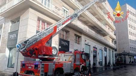 A Catanzaro, i Vigili del fuoco impegnati per la rimozione di parti ammalorate di cornicioni e sottobalconi Inoltre veniva interdetto l'accesso alle attività commerciali situate al piano strada dell'edificio, in attesa della messa in sicurezza degli ingressi con mantovane parasassi