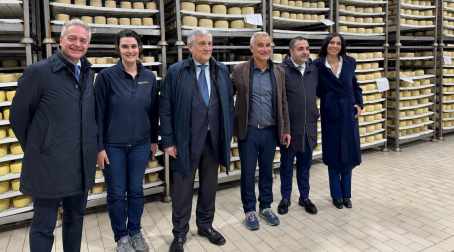 Tajani visita Fattoria della Piana: la Calabria buona guarda al futuro La Calabria buona si mette in luce: Tajani, Cannizzaro e Princi visitano Fattoria della Piana, eccellenza agroalimentare, e scoprono il nuovo impianto produttivo