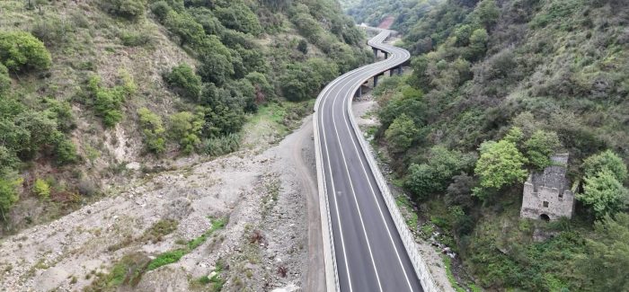 La Gallico-Gambarie, la strada che unisce è realtà: una strada moderna, sicura e rispettosa dell’ambiente In pochi minuti si potrà raggiungere la montagna dal mare