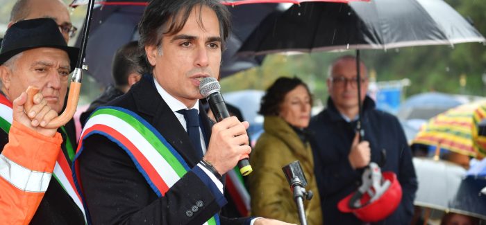 Inaugurato il terzo lotto della Gallico-Gambarie. Falcomatà: «Un grande orgoglio essere il sindaco che inaugura l’opera. Un’infrastruttura fondamentale che ci insegna a stare tutti uniti» Il sindaco metropolitano al taglio del nastro: «Su servizi, opere pubbliche e infrastrutture la politica deve indossare l'unica casacca possibile: quella del territorio». Monito al Governo: «Servono più investimenti per i trasporti al Sud ed in Calabria»