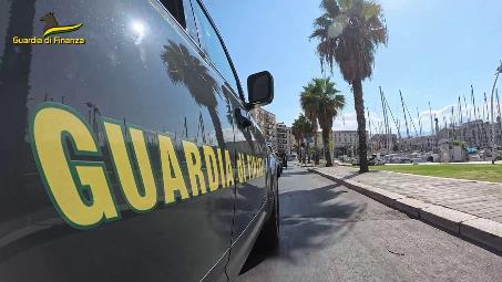 Smantellata una grossa rete del narcotraffico tra Calabria e Sicilia, 8 arresti e sequestri per 1,5 milioni di euro. DETTAGLI Nel corso delle investigazioni, inoltre, sono stati effettuati numerosi interventi repressivi che, da un lato hanno portato all’arresto di diversi corrieri e al sequestro di circa 100 kg di stupefacente e, dall’altro, hanno consentito di ricostruire e monitorare l’intero circuito economico destinato al pagamento e al finanziamento dei carichi di droga