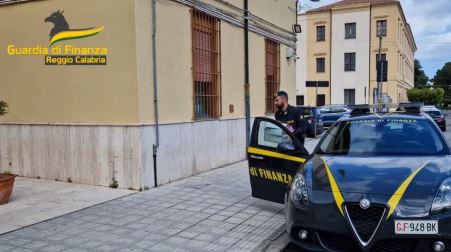 La Notizia. Sequestro per truffa e peculato nei confronti di un Primario di un Ospedale dell’Asp di Reggio Calabria e misura interdittiva alla professione per un anno. NOME Il primario, infatti, pur essendo legato all’A.S.P. di Reggio Calabria da rapporto di lavoro esclusivo, avrebbe esercitato attività professionale extra-moenia non autorizzata presso alcuni studi medici privati, utilizzando l’ecografo del reparto ospedaliero che dirigeva ed attestando falsamente all’ASP di Reggio Calabria di trovarsi, invece, presso l’Ospedale