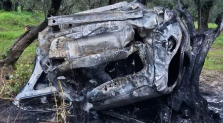 La Tragedia. In un grave incidente stradale in Calabria, perdono la vita due ragazze rimaste bloccate all’interno dell’abitacolo nella vettura che dopo l’impatto si incendiava Nonostante il tempestivo intervento, all'arrivo dei soccorsi la vettura era completamente avvolta dalle fiamme. Intervento dei vigili del fuoco è valso alla completa estinzione del rogo ed alla messa in sicurezza del sito