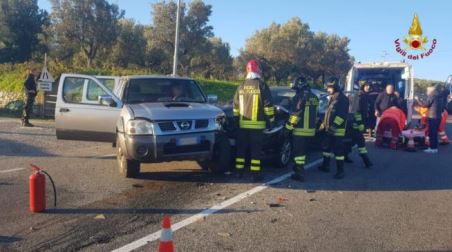 Brutto scontro tra due auto in Calabria, il bilancio è di 5 feriti Sul posto i Vigili del fuoco che, insieme ai sanitari, hanno estratto il conducente di uno dei due mezzi coinvolti