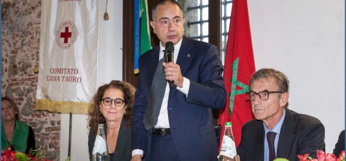 Enorme successo dell’ inaugurazione del Consolato Onorario del Regno del Marocco per la Regione Calabria con sede a Gioia Tauro L'Ambasciatore Balla: "rafforzare i rapporti tra Italia e Marocco". La Sindaca Scarcella: "momento storico per la città ", il Console Naccari:" sarà il ponte con l'Africa"