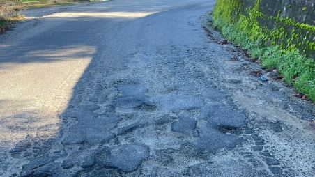 Sempre critica la situazione in cui versano le strade che da Delianuova conducono ai centri più popolosi Buche, pericolo di frane, cunette intasate da detriti, sono il triste spettacolo cui si assiste giornalmente