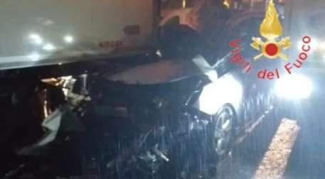 La tragedia in Calabria, in uno scontro tra auto e mezzi pesanti sull’A2, perdono la vita due persone, mamma e la figlia di 10 anni