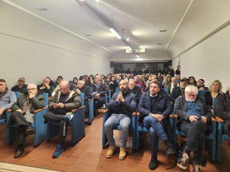 Polistena, grande la partecipazione per difendere la sanità pubblica, dal Vescovo Giuseppe Alberti, a senatori, consiglieri regionali, città metropolitana, medici, cittadini e tanti sindaci