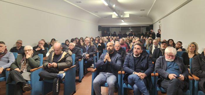 Polistena, grande la partecipazione per difendere la sanità pubblica, dal Vescovo Giuseppe Alberti, a senatori, consiglieri regionali, città metropolitana, medici, cittadini e tanti sindaci La figuraccia di Conia presidente della associazione città degli ulivi, ormai in declino, spaccata al suo interno, nel non partecipare ad una iniziativa organizzata dai cittadini. VIDEO