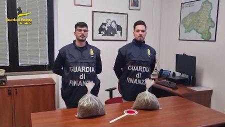 Droga in Calabria, arrestate due persone di cui un pregiudicato vicino alle ‘ndrangheta, sequestrata marijuana Nel corso delle operazioni veniva sottoposto a sequestro anche un’area di 25.000 mq adibita a discarica non autorizzata di rifiuti pericolosi pari a 14 tonnellate, tra cui lastre di amianto, 1 motopala e 6 autocarri in stato di abbandono e grave corrosione