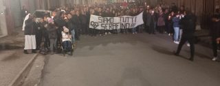 Sanita nel caos, dopo Polistena adesso San Giovanni in Fiore si ribellano allo sfascio della politica nel controllo degli ospedali. Quasi 7000 persone per ricordare l’ennesimo morte di malasanità di Serafino Congi