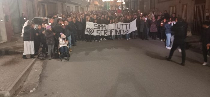 Sanita nel caos, dopo Polistena adesso San Giovanni in Fiore si ribellano allo sfascio della politica nel controllo degli ospedali. Quasi 7000 persone per ricordare l’ennesimo morte di malasanità di Serafino Congi il 48enne tragicamente deceduto il 4 gennaio scorso durante un trasporto in ambulanza verso l’ospedale di Cosenza. La morte dell’uomo, che ha colpito profondamente la comunità silana, ha suscitato indignazione e preoccupazione. A Polistena il 17 gennaio, ore 16,30 sala Don Pino Puglisi,  si riunisce il popolo per preparare la grande manifestazione alla cittadella regionale di Catanzaro