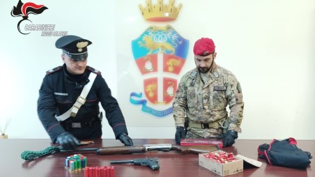 Armi clandestine nella Locride, arrestato un uomo in possesso di armi e circa 200 munizioni Nonostante il tentativo di fuga, i Carabinieri dello Squadrone Eliportato Cacciatori Calabria, specializzati in interventi ad alta intensità, sono riusciti a raggiungere e disarmare l'uomo