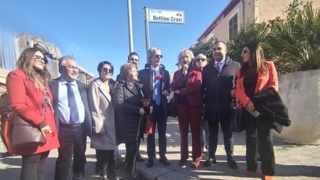 A Caulonia intitolata una via a Bettino Craxi, presente la figlia Stefania "Sono qua per ringraziare il sindaco Francesco Cagliuso, la giunta municipale, il consiglio comunale e tutta la cittadinanza di Caulonia per avere compiuto un atto di giustizia e rendere onore ad un uomo che ha lavorato 40 anni per il suo Paese"